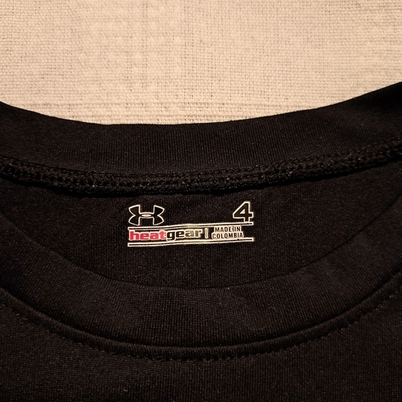 Under Armour boys size 4 heat gear black short sleeved shirt, - Picture 7 of 7